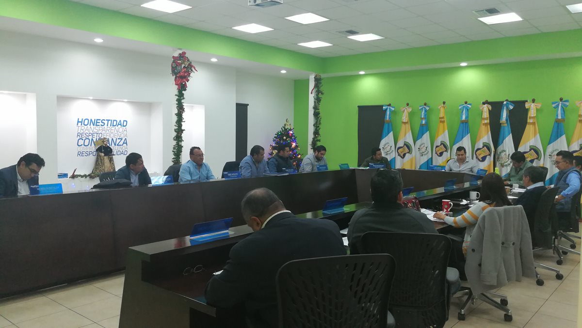 El pleno del Concejo de Mixco, durante la primera reunión ordinaria de este año, celebrada el miércoles 3 de enero. (Foto Prensa Libre: Óscar Felipe Q.)