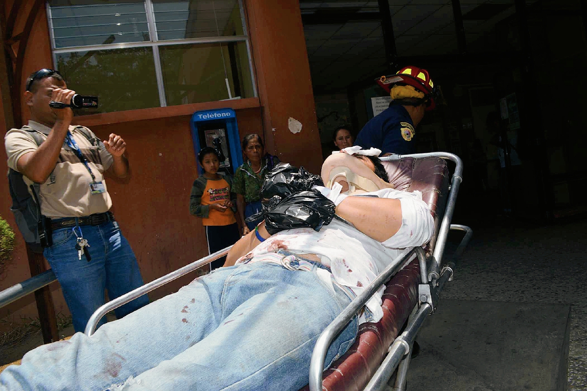 Uno de los dos presuntos extorsionistas que disparó contra un bus en Santiago Sacatepéquez, es ingresado al Hospital Nacional de Antigua Guatemala. (Foto Prensa Libre: Víctor Chamalé)