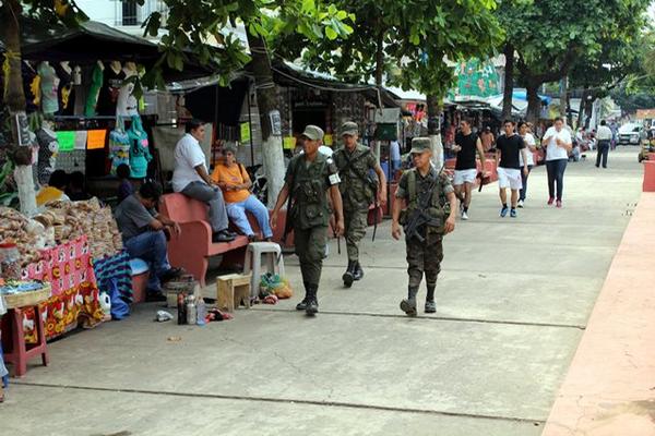 El Ejército se ha sumado al plan de seguirdad de fin de año, en Retalhuleu. (Foto Prensa Libre: Rolando Miranda)<br _mce_bogus="1"/>