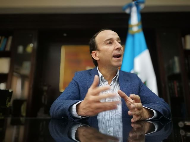 Jorge de León Duque, procurador de los Derechos Humanos, lamenta falsificación de orden de captura contra Lacs Palomo. (Foto Prensa Libre: Érick Ávila)