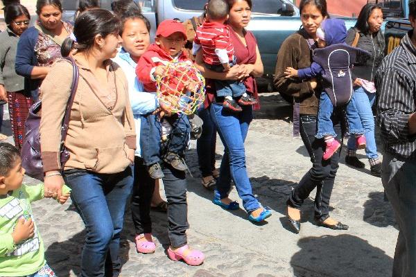 Gandy Chacaj, Ebodia Miranda de González, Angélica Hernández  y Luindy Orozco Velásquez, esposas de los  agentes desaparecidos, durante una marcha que efectuaron el año pasado, en Xela.