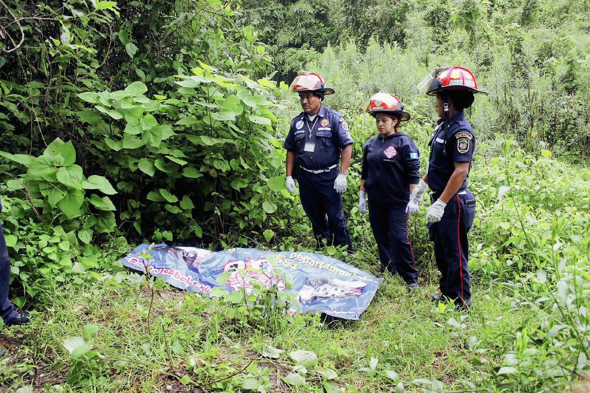 Bomberos Municipales  Departamentales  permanecen a la orilla del río Pixcayá, en Chimaltenango, en espera de las autoridades correspondientes para las diligencias de rigor. (Foto Prensa Libre: Renato Melgar)
