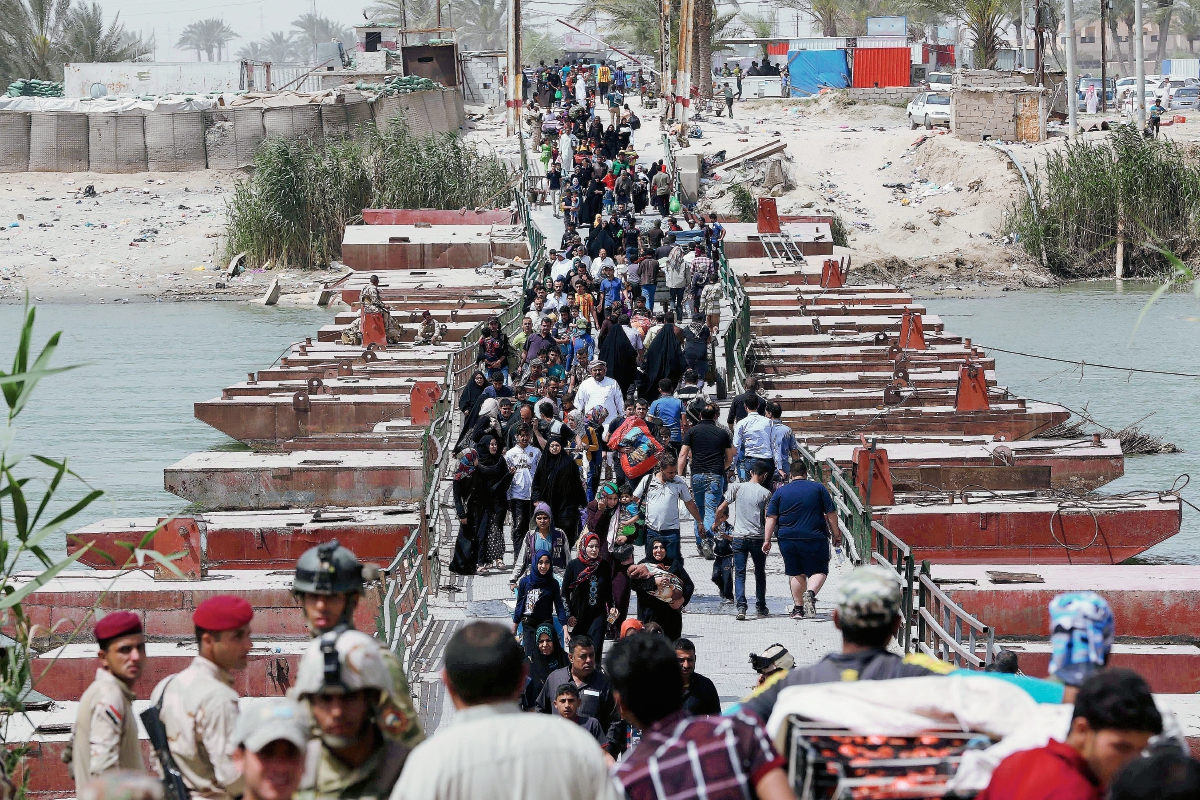 Varias personas  se desplazan en  Ramadi al oeste de Bagdad, Irak.  (Foto Prensa Libre:AP)