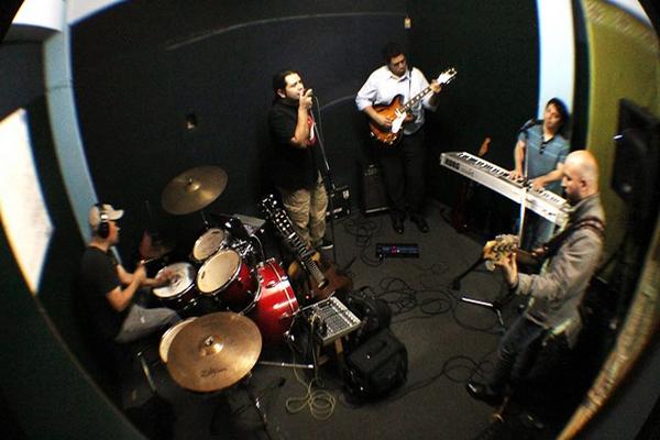 Integrantes de  la agrupación guatemalteca de rock, durante uno de los ensayos recientes. (Foto Prensa Libre: María Áscoli)