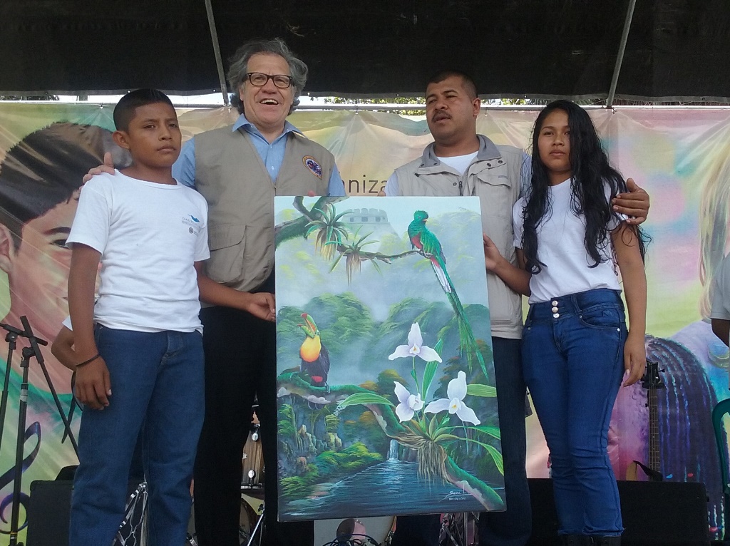 Estudiantes de Petén y Belice entregan una pintura a Luis Leonardo Almagro Lemes, secretario general de la OEA. (Foto Prensa Libre: Rigoberto Escobar)