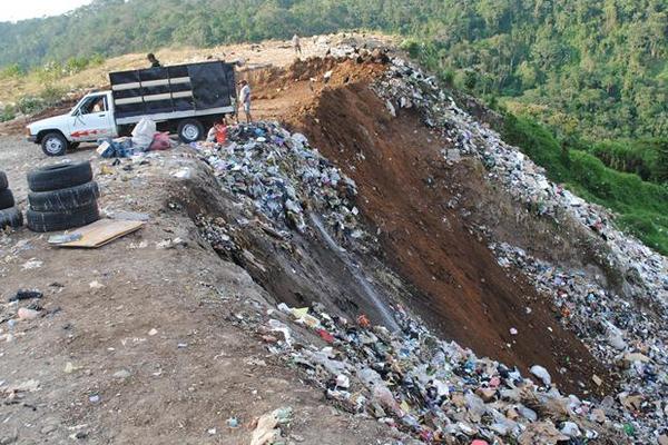 Parte del relleno del basurero de Coatepeque se desprendió y ocasionó el deslizamiento. (Foto Prensa Libre: Édgar Octavio Girón)<br _mce_bogus="1"/>