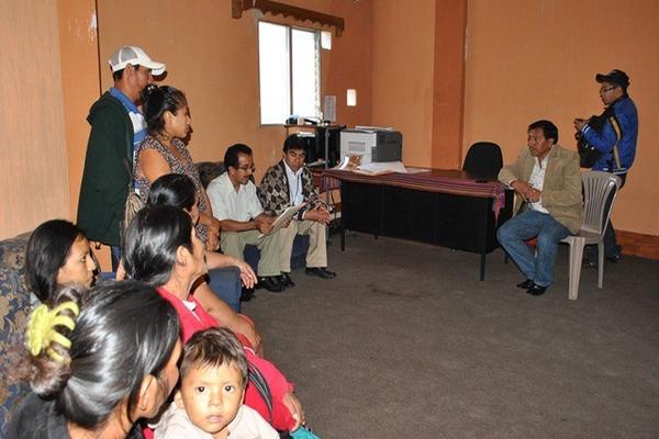 Padres de familia y maestros conversan con director  departamental de Educación, en San Marcos. (Foto Prensa Libre: Aroldo Marroquín)