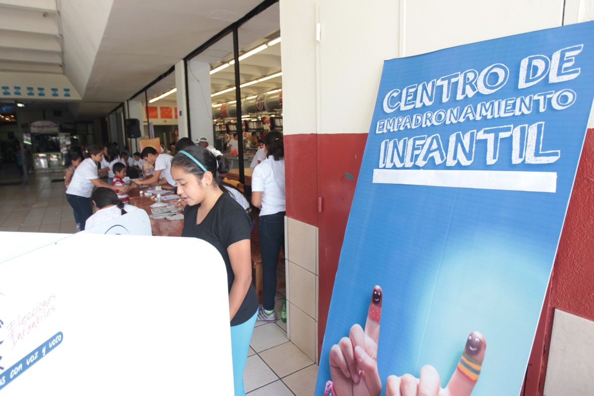 Niños que acudieron al centro de votación infantil en el Centro Comercial Galerías del Sur, en la Aguilar Batres, zona 11. (Foto Prensa Libre: Norvin Mendoza)