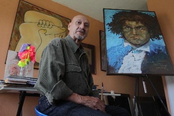 Arnoldo Ramírez Amaya está catalogado por la crítica como uno de los más talentosos dibujantes de Guatemala. Prolífico y audaz en el trazo, ha trabajado dibujo, pintura, caricatura, escultura y, recientemente, ha incursionado en el uso de técnicas digitales. (Foto Prensa Libre: Paulo Raquec).