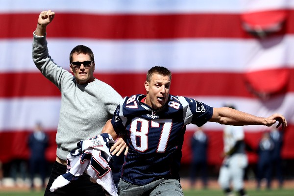 Brady y su compañero Gronkowski bromean sobre un nuevo robo de la playera. (Foto Prensa Libre: AFP).