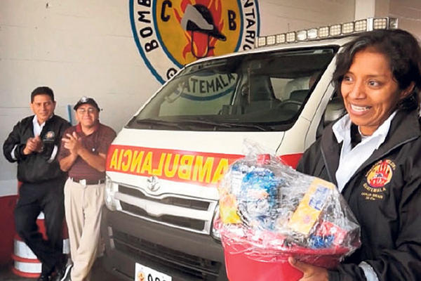 La bombera Odilia Bran agradece la canasta navideña que le obsequió Alejandra López.