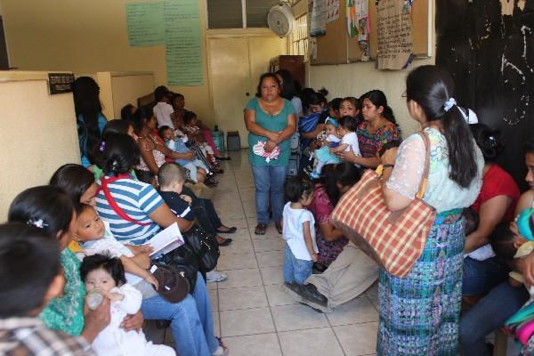 Madres de familia llegan a diario al Centro de Salud de la cabecera de Chimaltenango, para saber si ya hay vacunas para sus hijos.