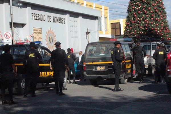Momento en que las autoridades de Jalapa trasladan a la capital a los presunto delincuentes. (Foto Prensa Libre: Hugo Oliva)