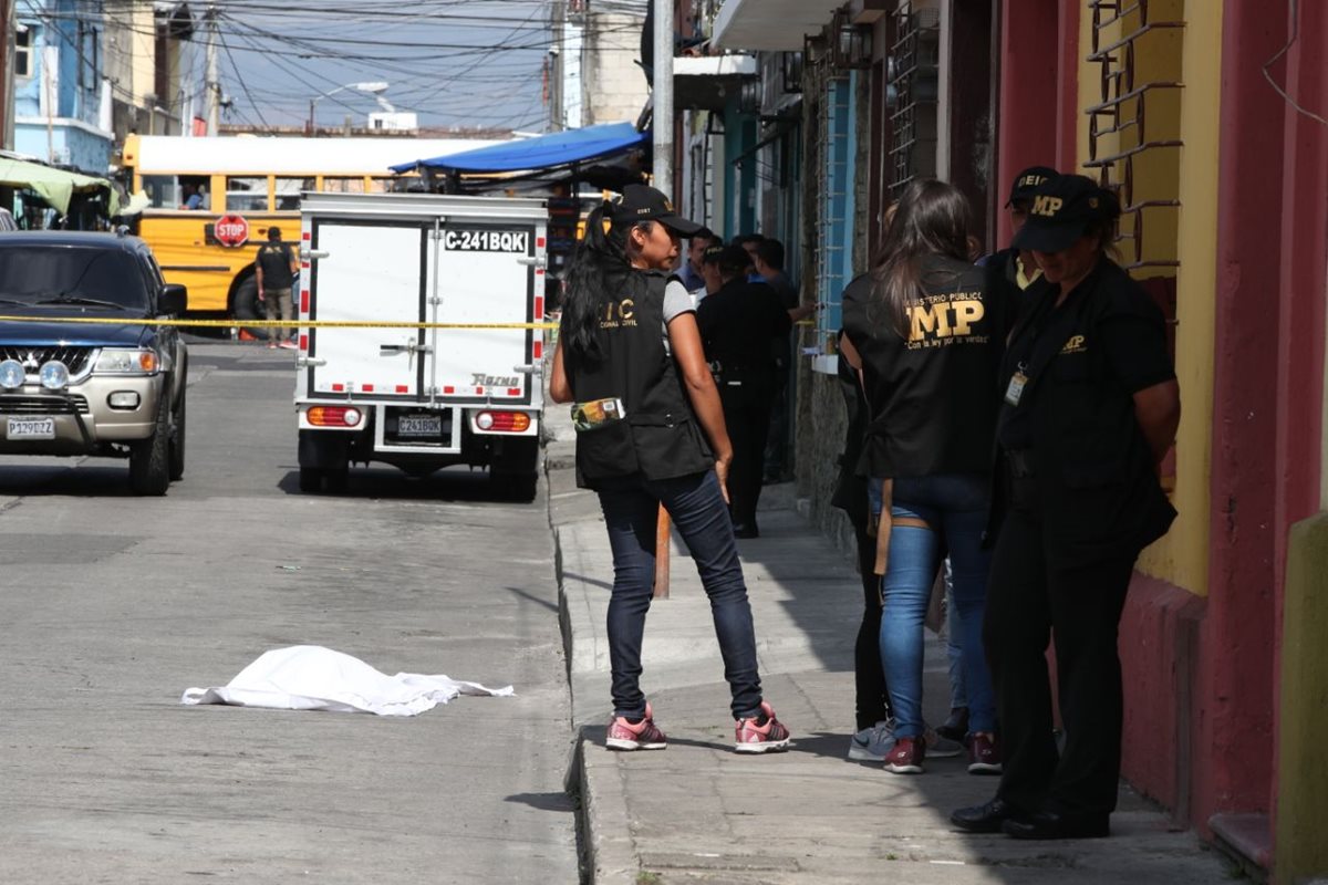 Los restos humanos fueron hallados en varios puntos de la zona 1 y zona 6. (Foto Prensa Libre: Paulo Raquec)