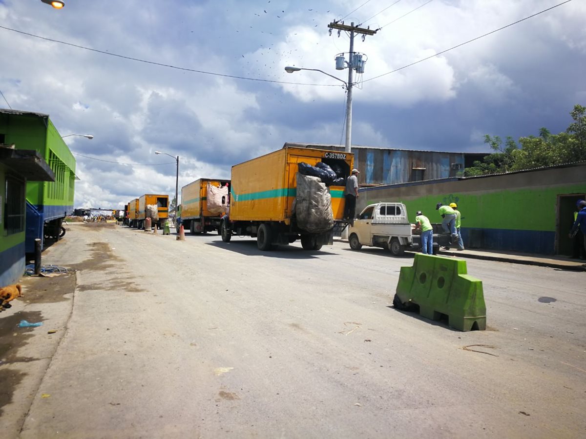 Los camiones recolectores salieron a sus rutas desde el pasado martes.(Foto Prensa Libre: José Patzán)