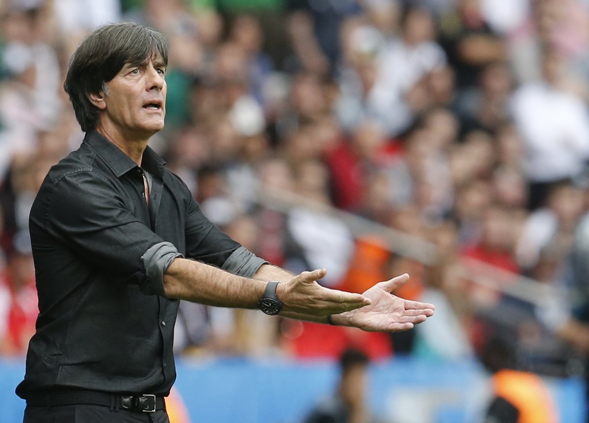 Joachim Low, técnico de Alemania, aseguró que saben a lo que se enfrentarán en el juego contra Eslovaquia. (Foto Prensa Libre:AP)