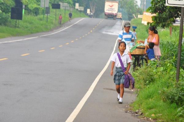 Muchos niños estudian en escuelas situadas a orillas de la carretera al suroccidente, en Retalhuleu.