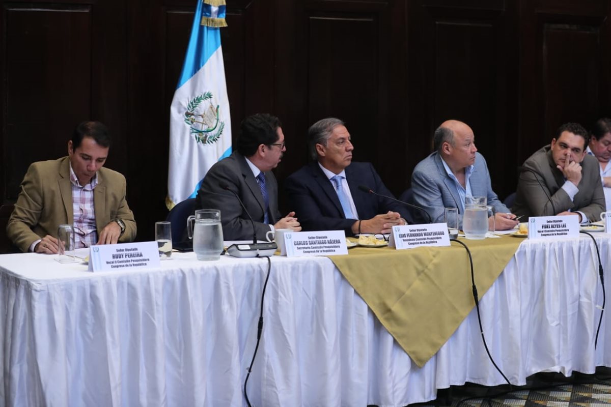 La comisión pesquisidora continúa su trabajo, luego que la presidenta de la CC, Dina Ochoa se excusara de asistir a una citación de la pesquisidora. (Foto Prensa Libre: Érick Avila)