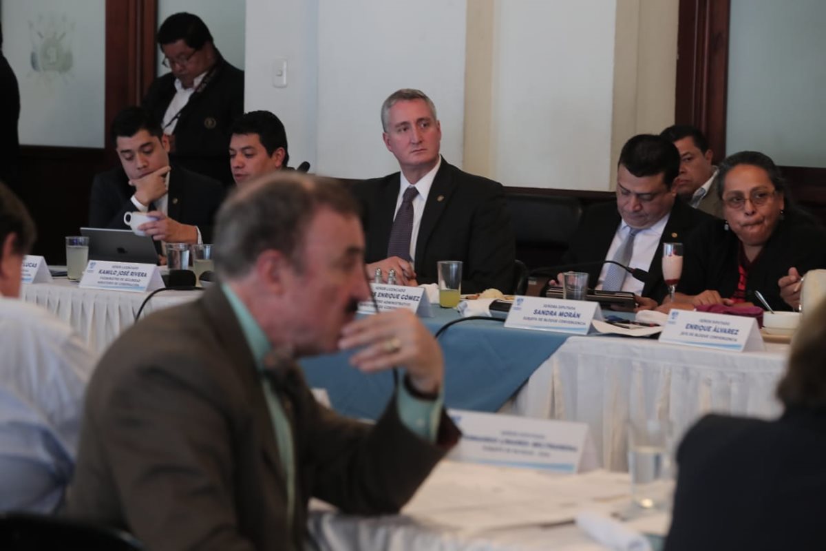 El ministro de Gobernación Enrique Degenhart acudió a la sesión de jefes de bloques del Congreso. (Foto Prensa Libre: Juan Diego González)