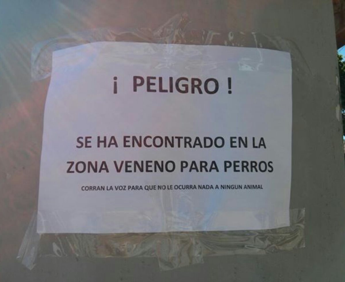 Rótulo que alerta a vecinos sobre el peligro para mascotas en la vía pública. (Foto Prensa Libre: Facebook / La Verbena z. 7)