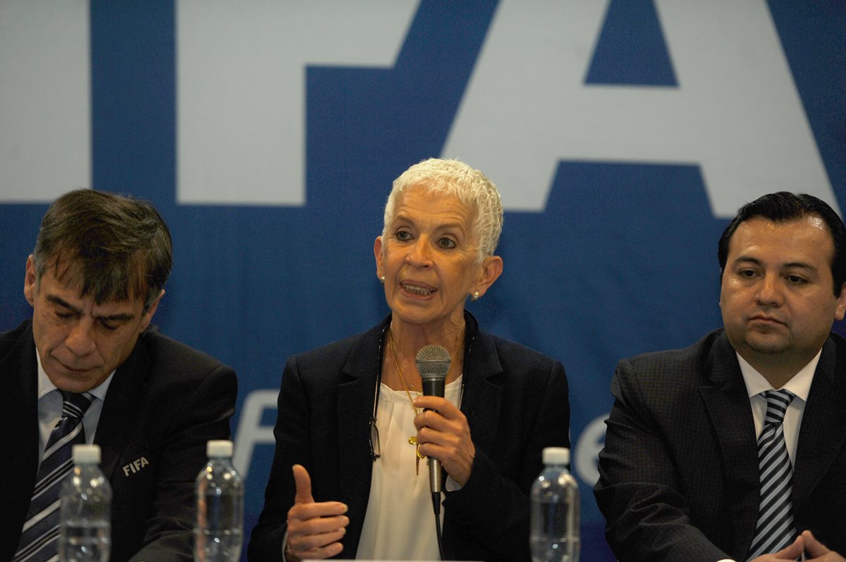 Adela de Torrebiarte (centro) y Stuardo Ralón (derecha), fungen como presidente y vicepresidente de la Fedefut. (Foto Prensa Libre).
