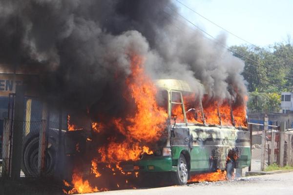 El microbús prendió en llamas. (Foto Prensa Libre: Ángel Tax)
