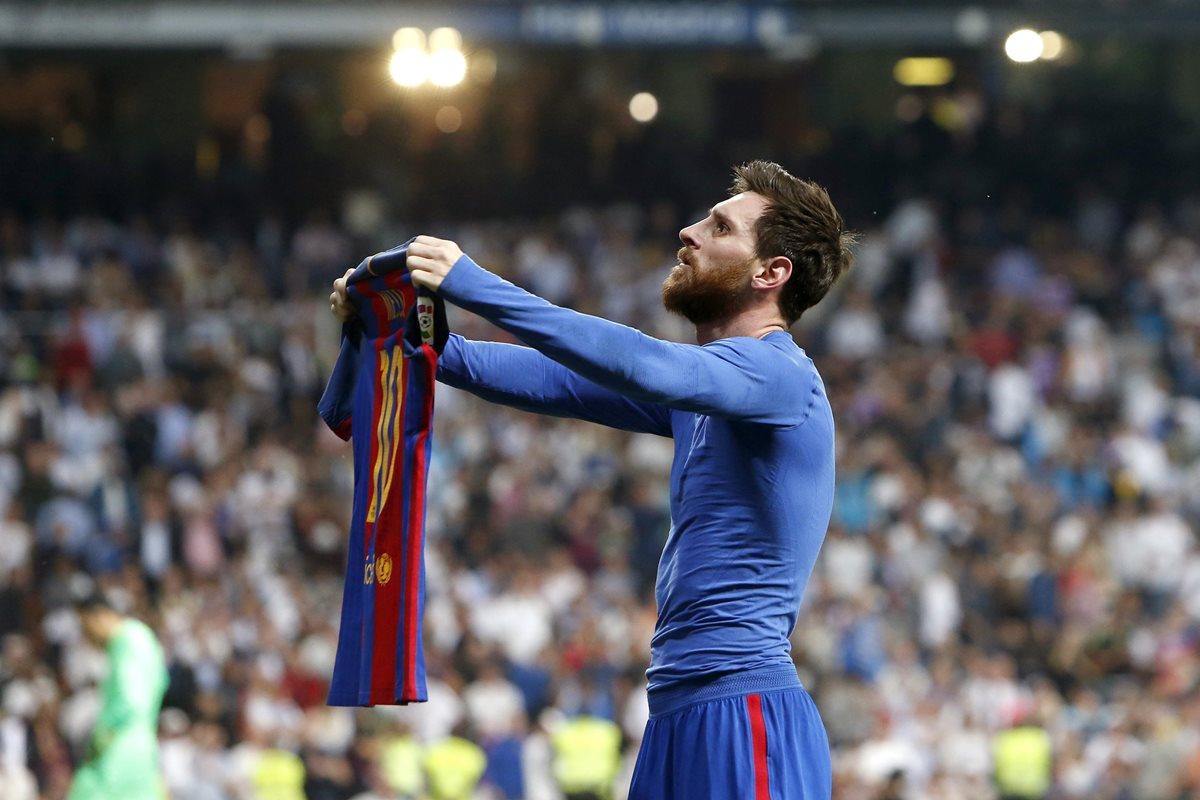Messi festeja después de haber marcado el 3-2 contra el Real Madrid. (Foto Prensa Libre: EFE).