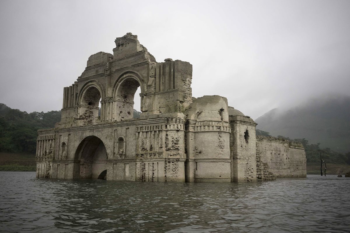 La sequía causó que el templo saliera a la vista. (Foto Prensa Libre: AP)