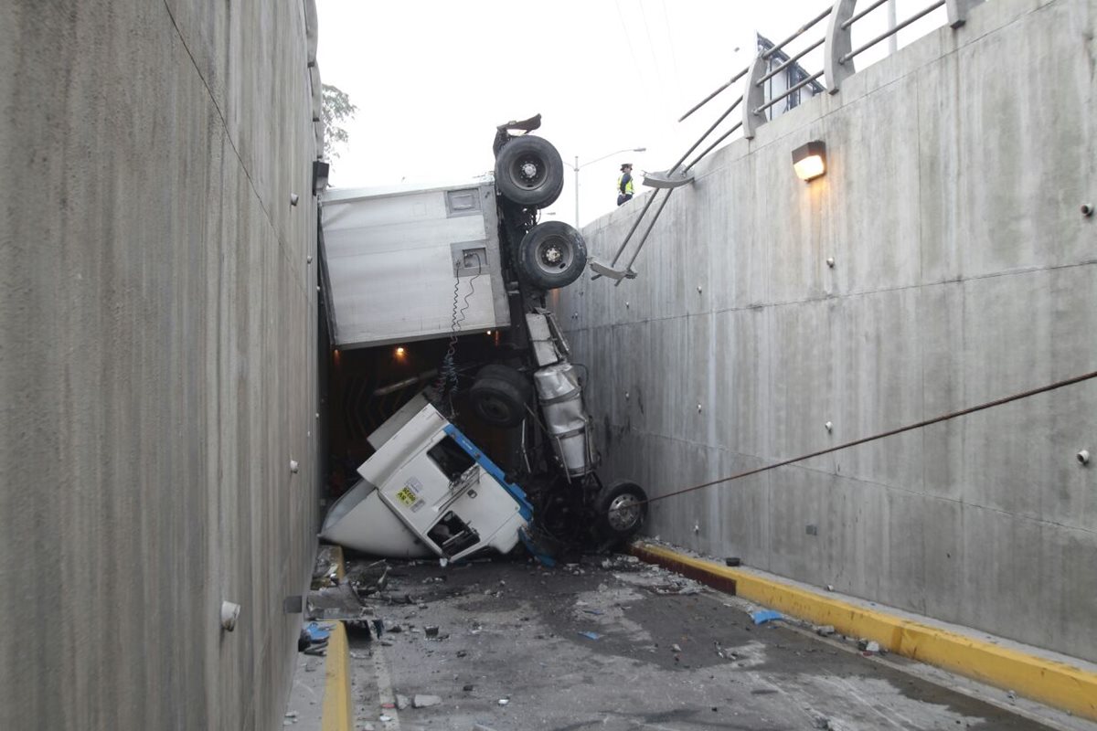 Así quedó el tráiler en el bulevar Los Próceres, zona 10. (Foto Prensa Libre: Érick Ávila)