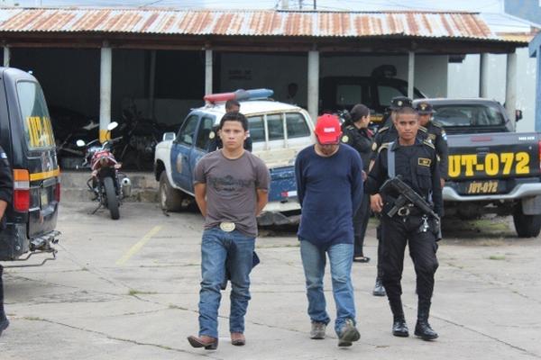 Los dos detenidos fueron llevados a la sede de la Policía. (Foto Prensa Libre)<br _mce_bogus="1"/>