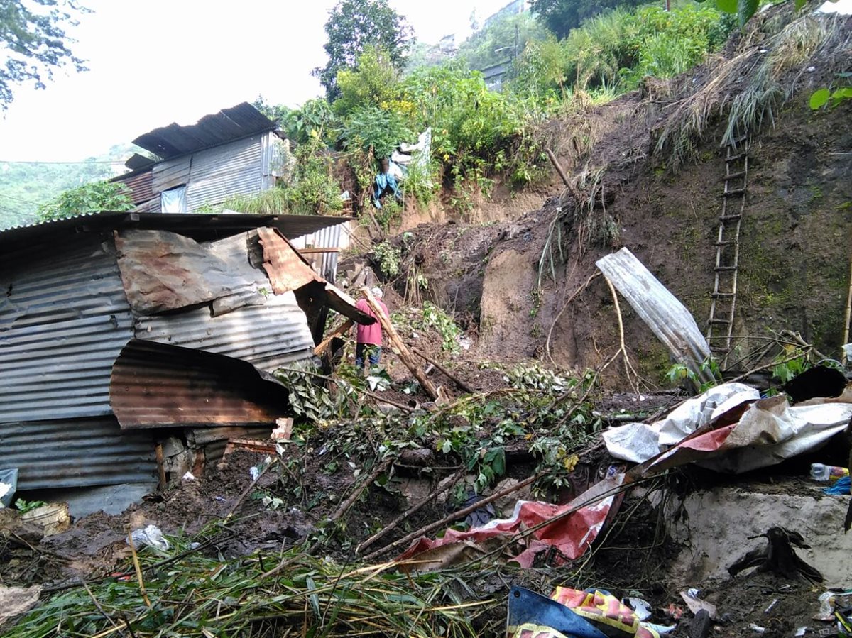 Tres casas quedaron destruidas luego de un deslave en el asentamiento Santa Rita, zona 7. (Foto Prensa Libre: Estuardo Paredes)
