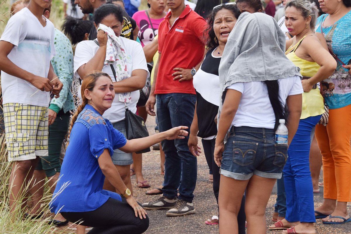 Familiares de los reos masacrados lloran al enterarse del deceso de sus seres queridos. (Foto Prensa Libre: AP)
