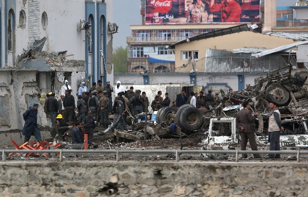 <span>Fuerzas de seguridad</span> <span>inspeccionan</span> <span>el sitio del</span> <span>ataque</span> <span>en Kabul</span><span>, Afganistán.</span> (Foto Prensa Libre: AFP)