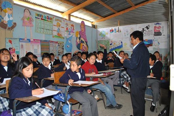 Maestro de la Escuela José Ramón Gramajo, de San Pedro Sacatepéquez, imparte clases en galera. (Foto Prensa Libre: Aroldo Marroquín)