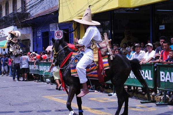 Un jinete con indumentaria de campesino monta un caballo criollo en el cierre en  desfile que cierra la Feria de Verano de Coatepeque. (Foto Prensa Libre:  Édgar Octavio Girón)