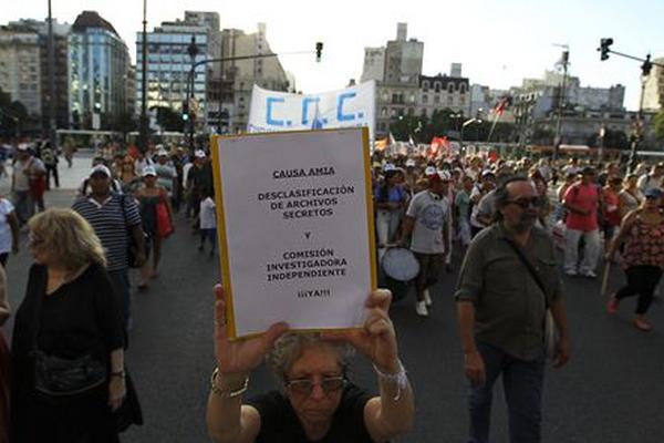 Manifestantes protestan para exigir justicia por la muerte de fiscal argentino. (Foto Prensa Libre: EFE)