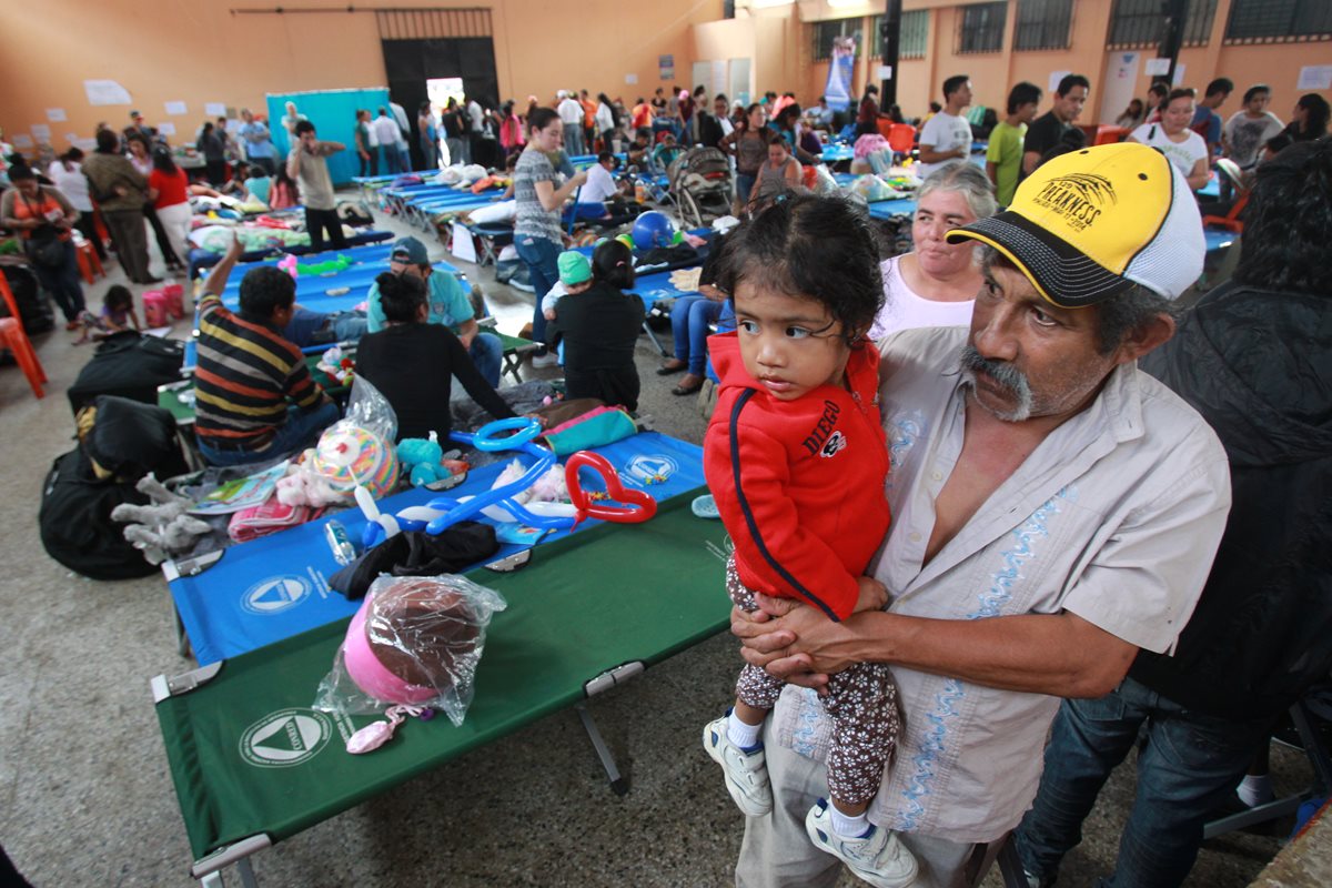 Familias damnificadas por el derrumbe en El Cambray 2 viven en un albergue temporal en Santa Catarina Pinula. (Foto Prensa Libre: Hemeroteca PL)