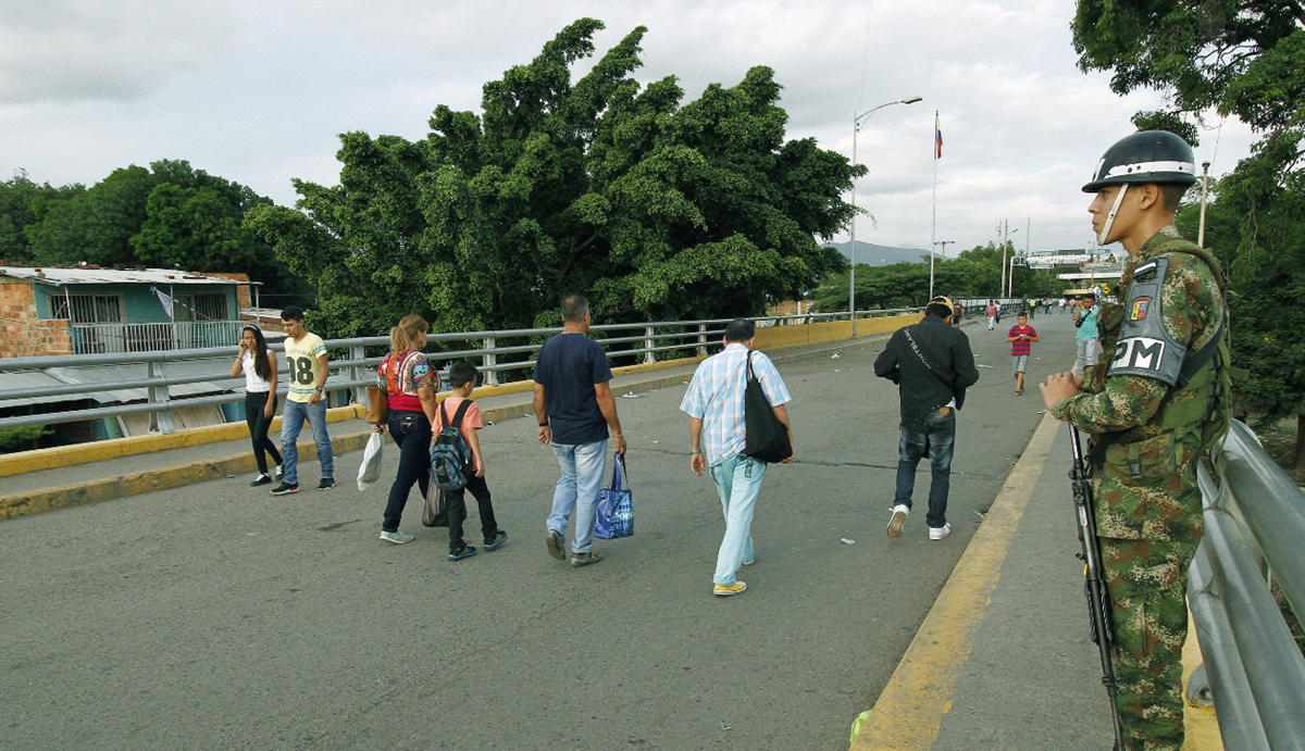 Algunas personas cruzan el puente Simón Bolívar de la fronteriza ciudad de Cúcuta,Colombia.(Foto Prensa Libre: EFE)