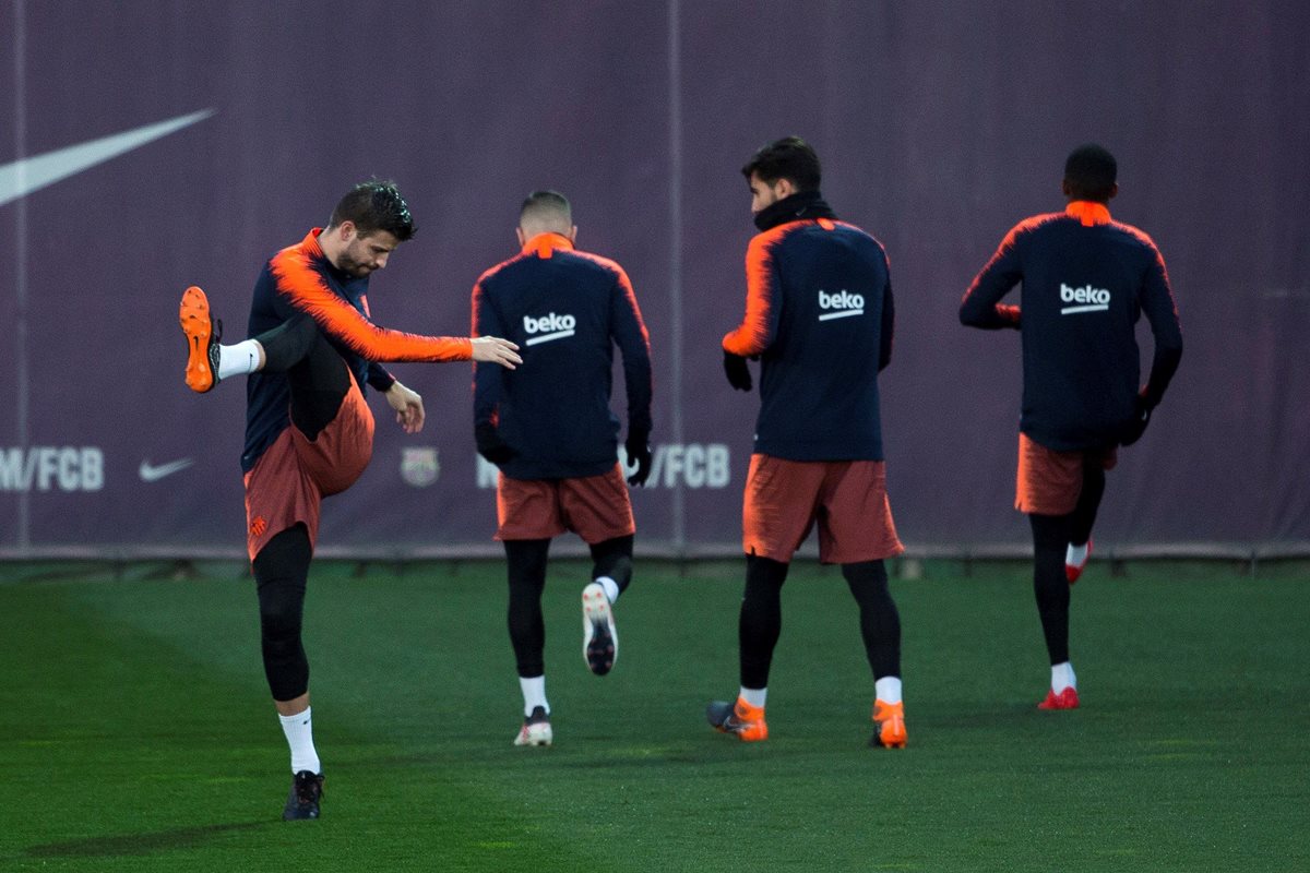 Gerard Piqué (izquierda) durante el entrenamiento del FC Barcelona, este miércoles. (Foto Prensa Libre: EFE)
