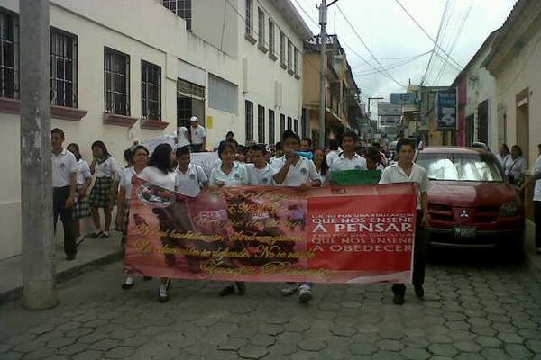 Estudiantes recorrieron varias calles de Zacapa (Foto Prensa Libre: Julio Vargas)