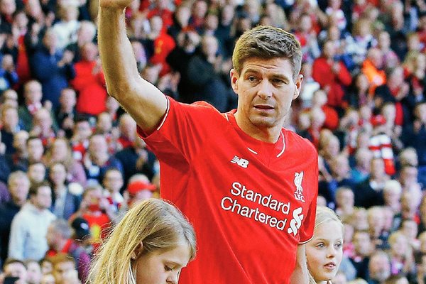Steven Gerrard camina junto a sus hijas en su último partido (Foto Prensa Libre: AP)