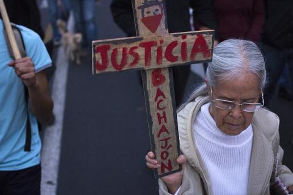 Manifestantes protestan el 26 de enero de 2016 en Guadalajara, México,  por la desaparición de 43 estudiantes. (Foto Prensa Libre: AFP)