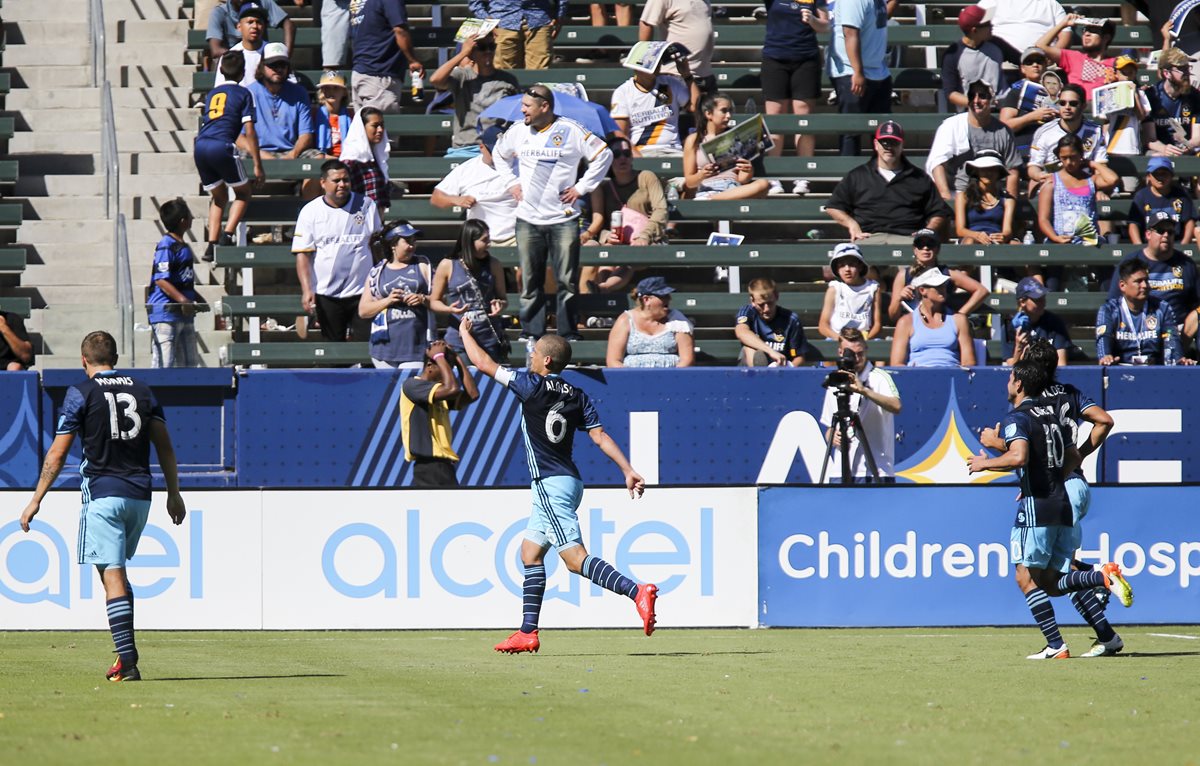 Osvaldo Alonso celebra su gol en la segunda parte del partido. (Foto Prensa Libre: AP)