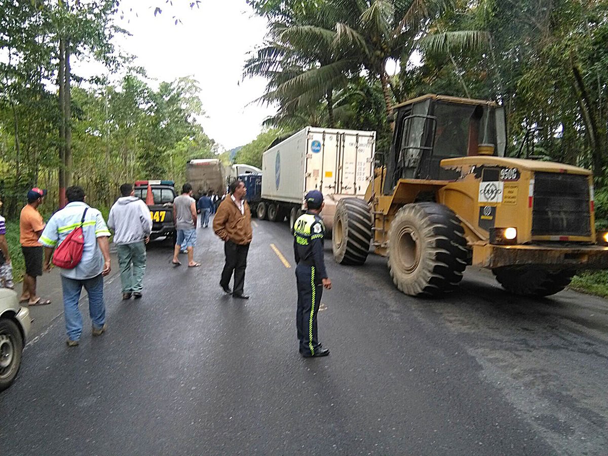 Pobladores llegan al lugar del accidente para identificar el cadáver. (Foto Prensa Libre: Dony Stewars)