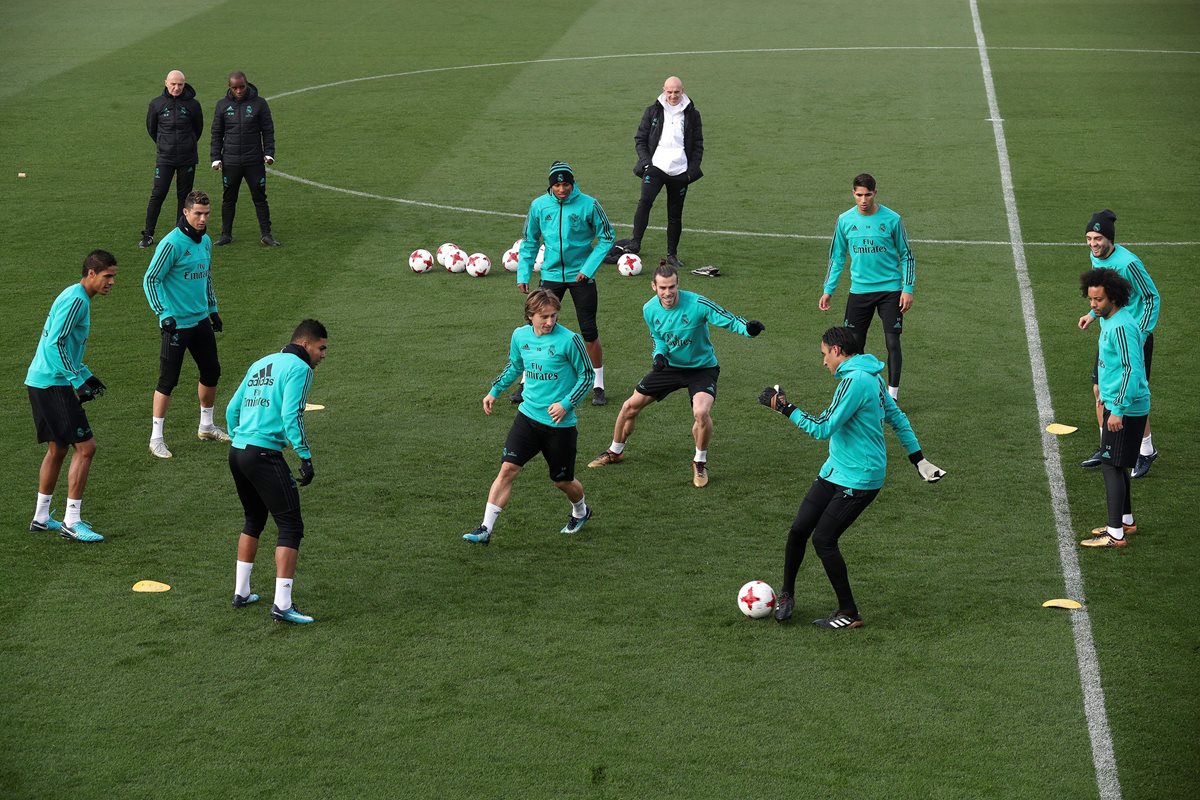 Los jugadores del Real Madrid, Luka Modric, Gareth Bale, Cristiano Ronaldo, Marcelo, Keylor Navas entre otros durante la sesión de entrenamiento previo al partido contra el Numancia en la Copa del Rey. (Foto Prensa Libre: EFE)