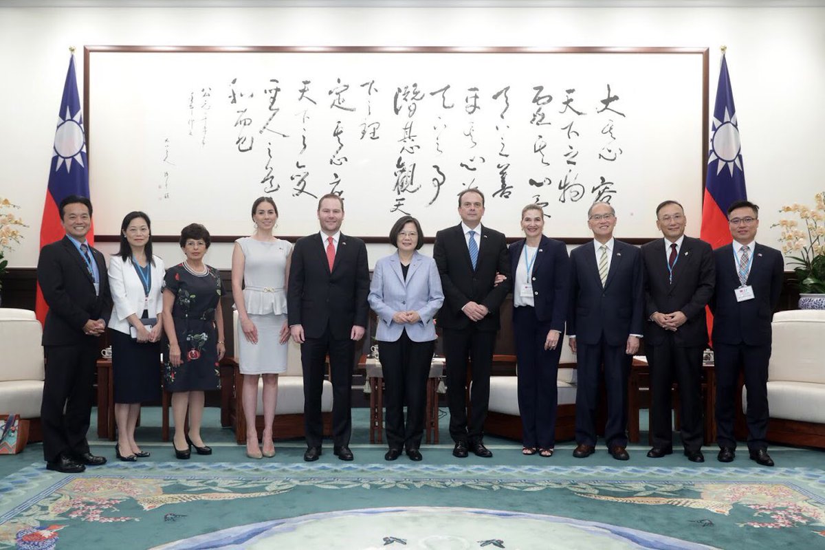 La comitiva guatemalteca y funcionarios taiwaneses participan en la foto oficial del encuentro. (Foto Prensa Libre: Presidencia de Taiwán)