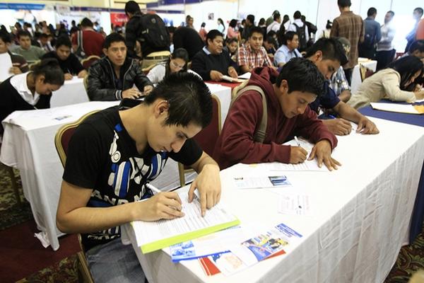 Miles de jóvenes llegan a las ferias de empleo en busca de una oportunidad y la contratación de tiempo parcial podría ser de ayuda. (Foto Prensa Libre: Hemeroteca PL)