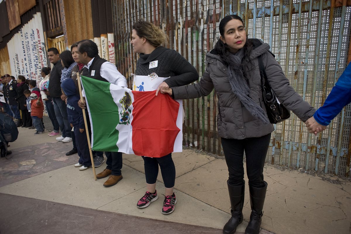 La semana última un grupo de personas se manifestó en Tijuana, en el muro que marca el límite de la frontera de México con EE. UU. (Foto Prensa Libre: EFE).