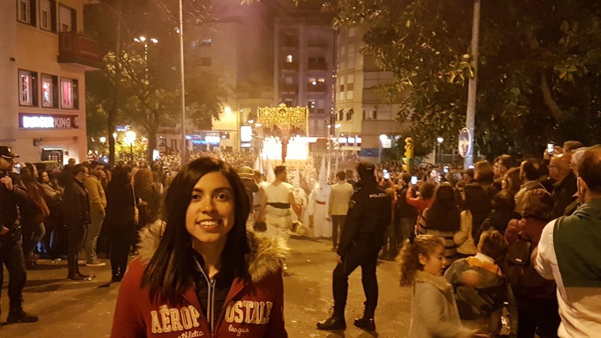 La guatemalteca Ana Lucía Martínez observó las procesiones en el centro de la ciudad de Huelva, España. (Foto Prensa Libre: Cortesía Ana Lucía Martínez)