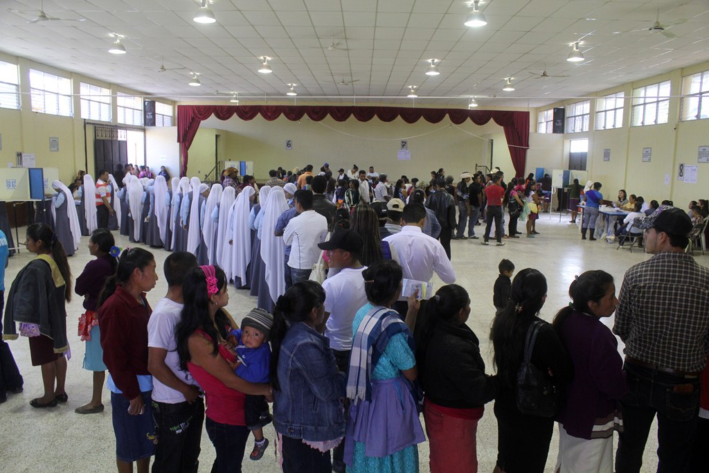 Ciudadanos emiten su sufragio en un centro de votación en la ciudad de Jalapa. (Foto Prensa Libre: Hugo Oliva)